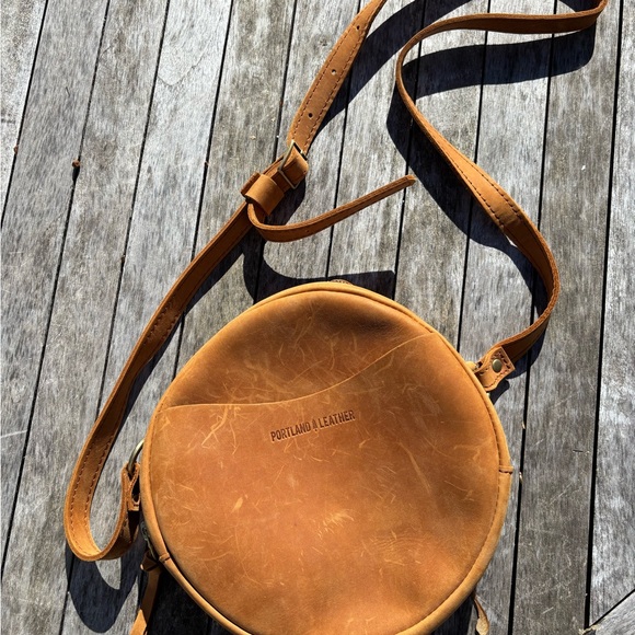 Portland Leather Dakota brushed leather large circle crossbody - Picture 5 of 8